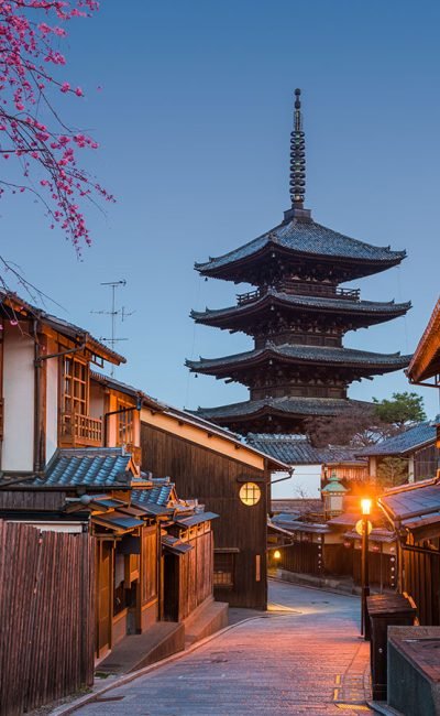kyoto-japan-pagoda-and-street-at-twilight-YBZNVYE.jpg