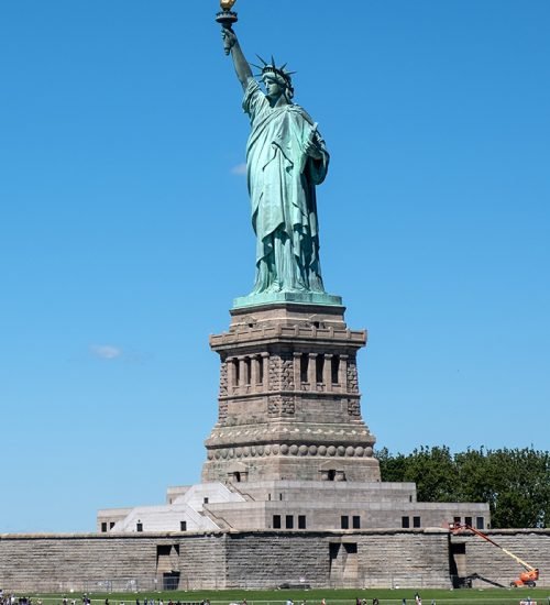 the-statue-of-liberty-at-new-york-city-8YCCBYA.jpg
